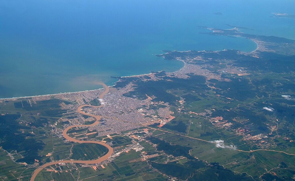 Vista aérea da foz do Rio Itajaí-Açu e região portuária
