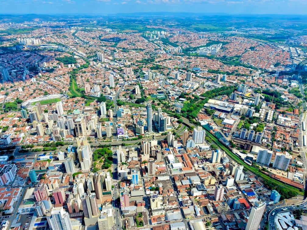 Vista urbana de Campinas SP ao entardecer; prédios e vias em perspectiva aérea