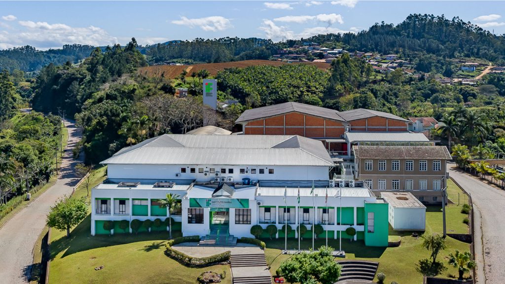 Fachada do Instituto Federal Catarinense em cenário institucional e acadêmico