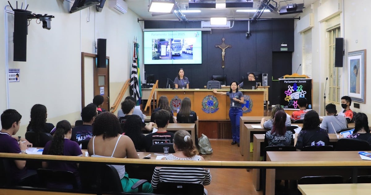 Ambiente educacional: encontro formativo com estudantes, simbolizando gestão escolar