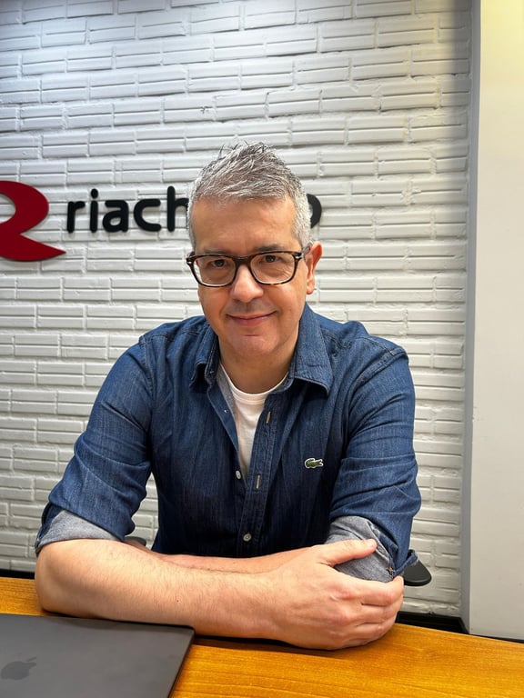 Vista urbana de Santa Maria (RS) ao entardecer, com prédios do centro e paisagem da região