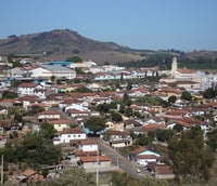 Vista aérea de Paraguaçu MG, destacando a igreja matriz ao fundo.