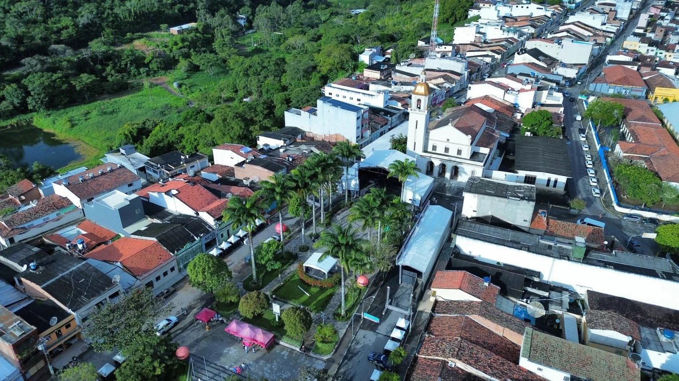 Vista aérea de Taquaritinga do Norte, no Agreste de Pernambuco, com relevo e vegetação típicos