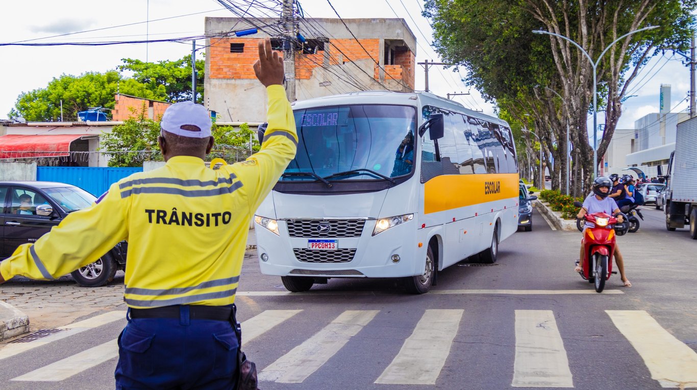 Ônibus escolar em via urbana capixaba