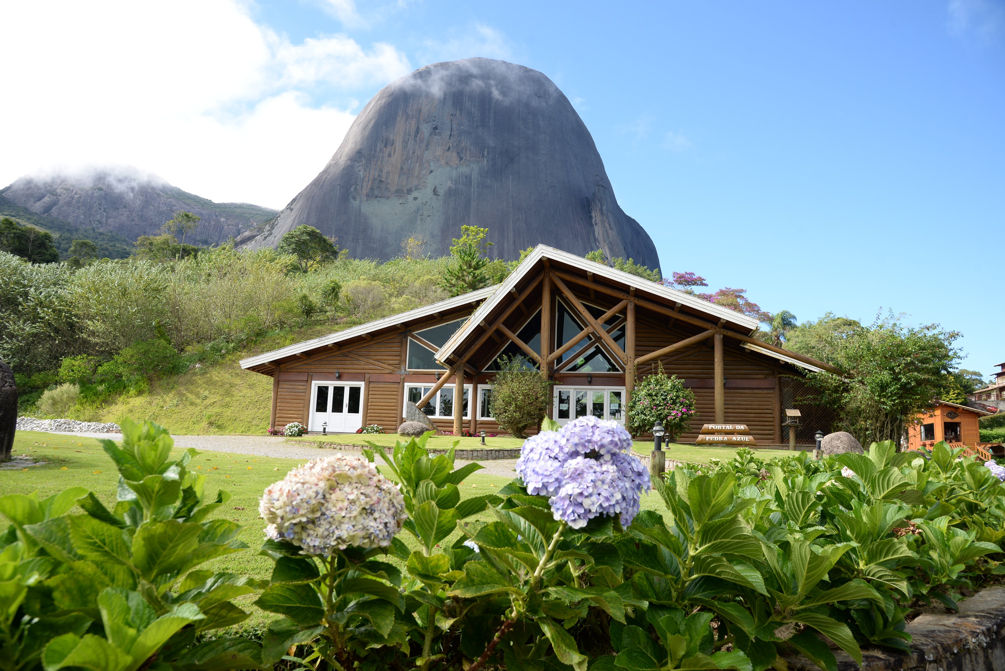 Centro de Domingos Martins ES, com arquitetura de influência europeia e vegetação de montanha