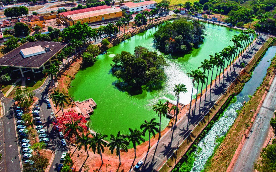 Vista do campus da Unesp em Jaboticabal (FCAV), com lago, prédios e áreas verdes
