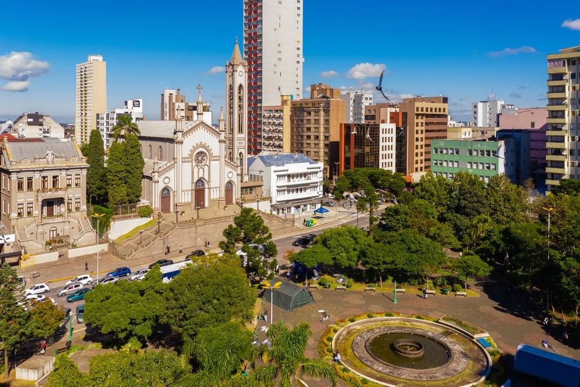 Vista urbana de Caxias do Sul ao entardecer