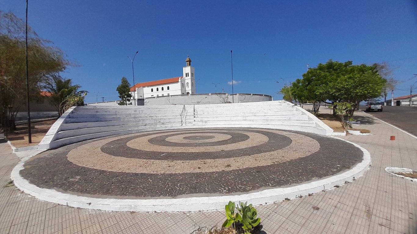 Praça e igreja no interior do Piauí, ilustrando município de pequeno porte