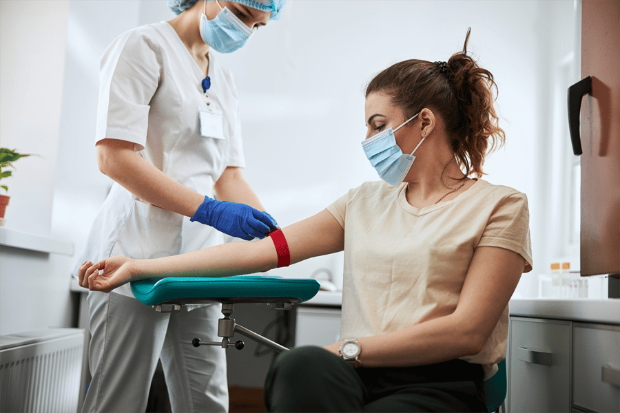 Profissional em ambiente de hemoterapia realizando coleta de sangue