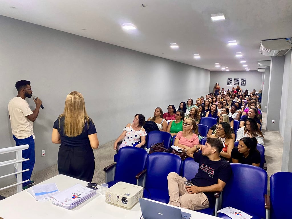 Profissionais da saúde e educação em ambiente institucional