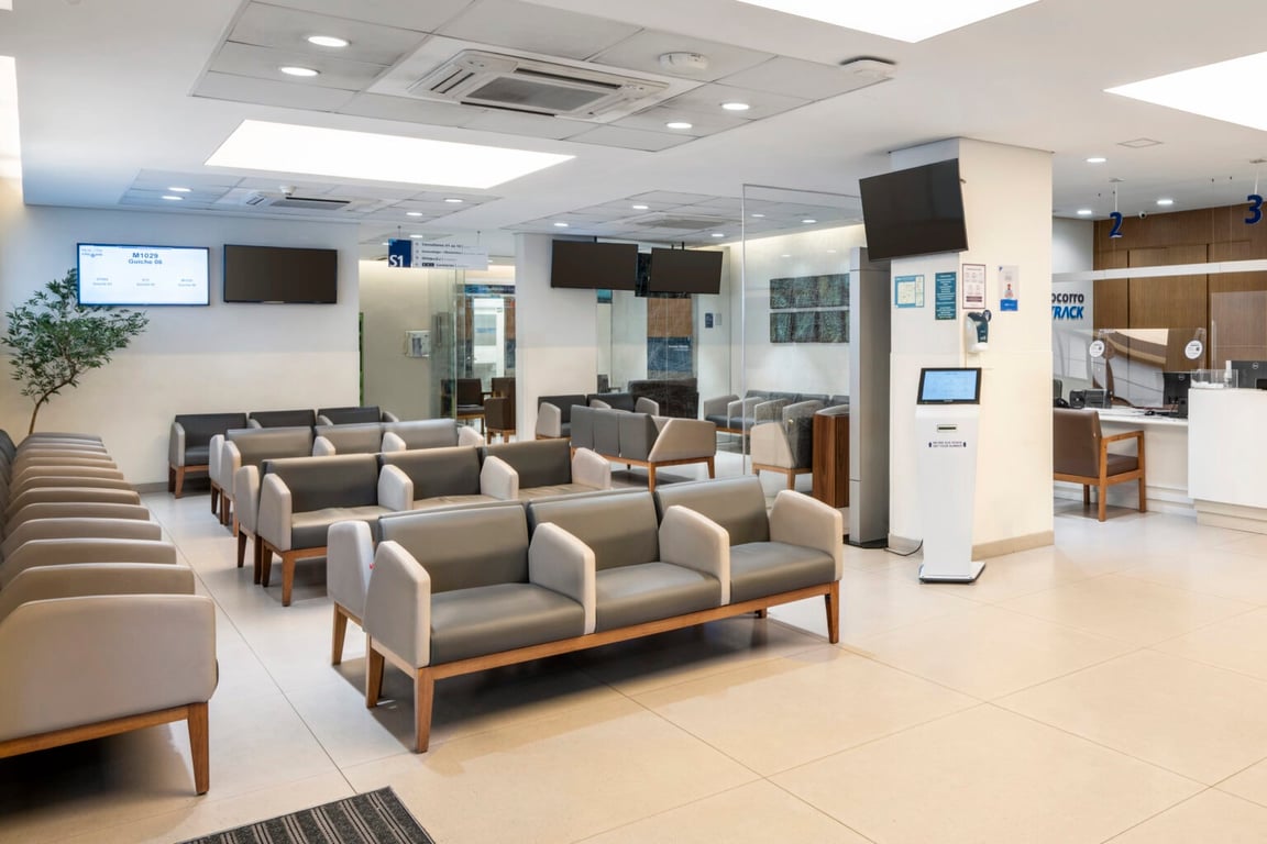 Recepção de hospital com balcão de atendimento e área de espera