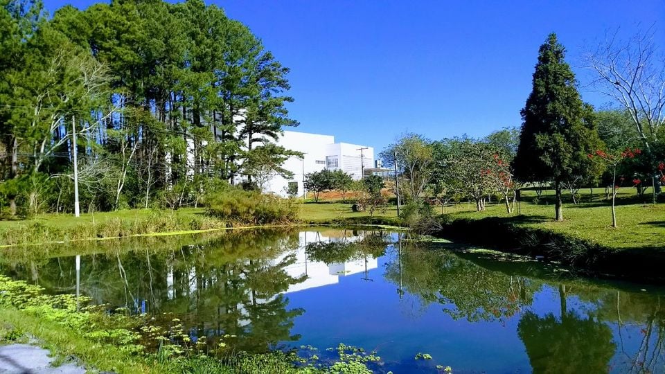 Campus da UFSM com áreas verdes e lago ao centro