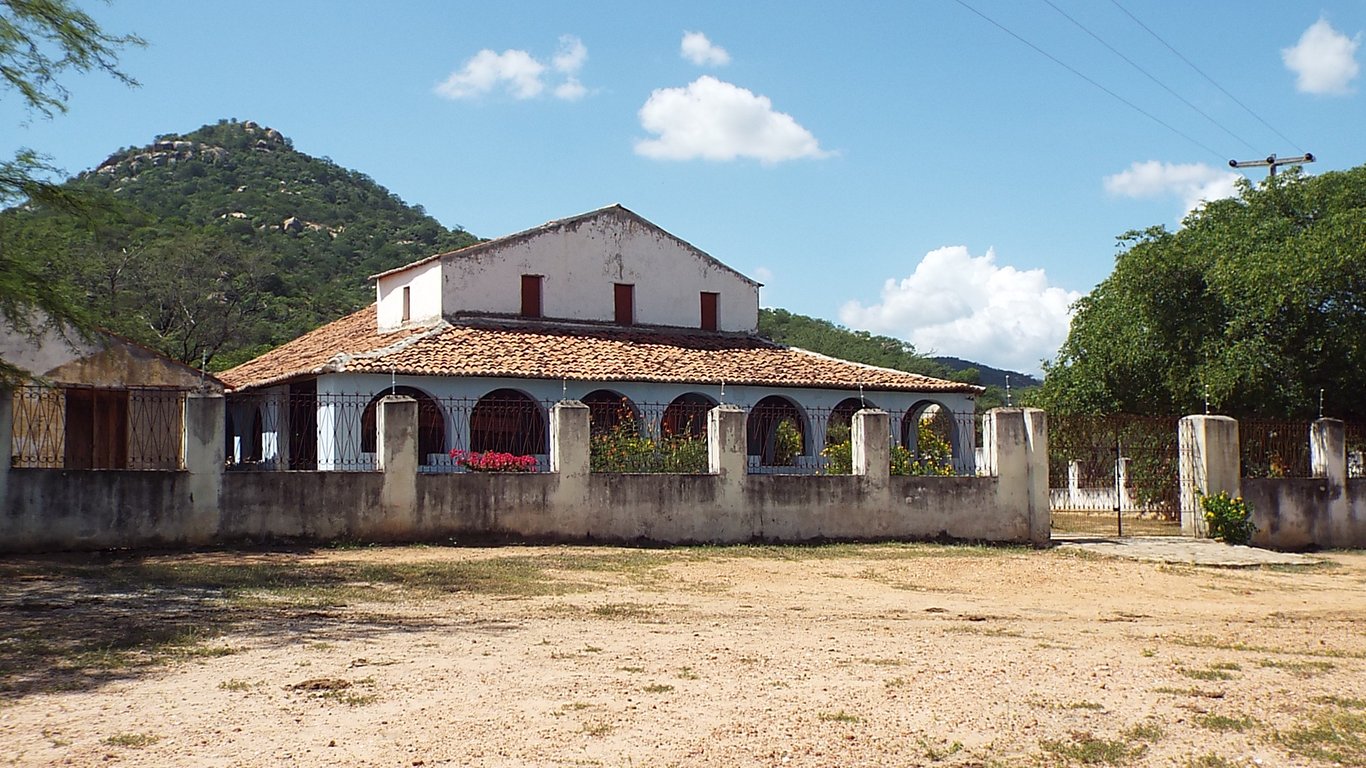 Paisagem do Alto Oeste Potiguar, com morros e vegetação da caatinga