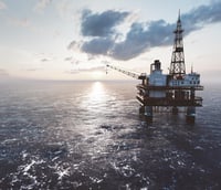 Navio petroleiro navegando ao entardecer, próximo a terminal marítimo
