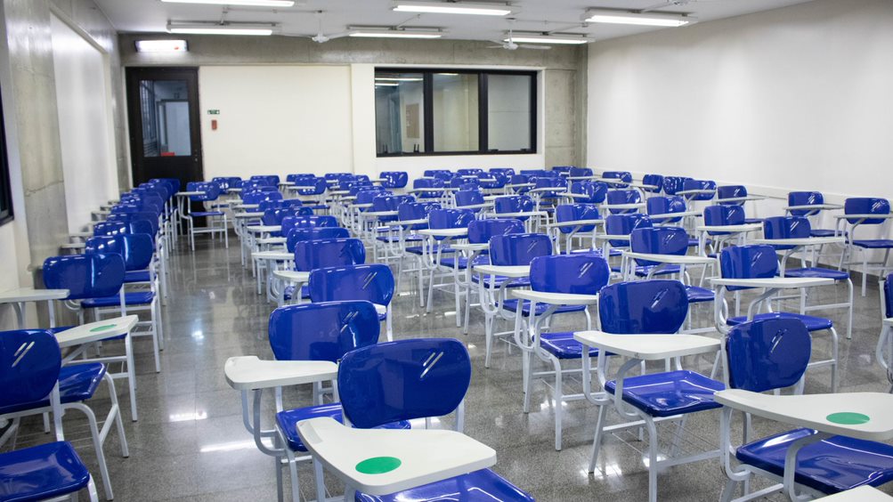 Ambiente universitário: sala ou laboratório de engenharia