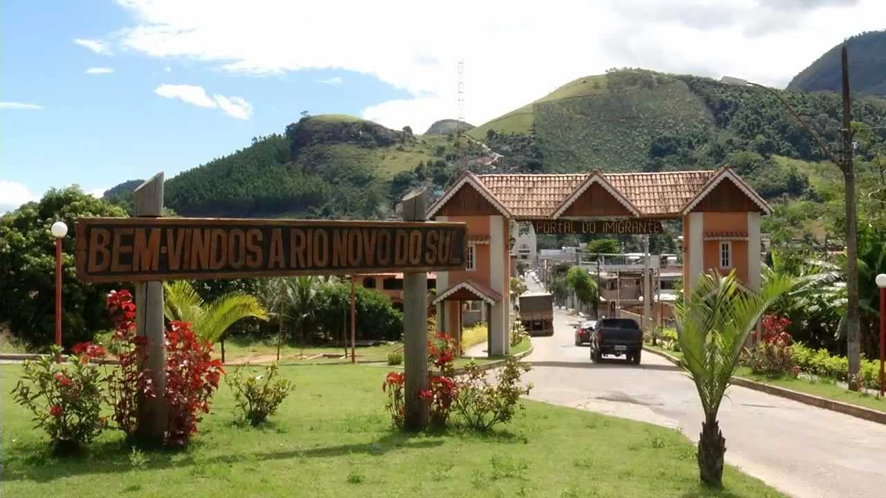Entrada de Rio Novo do Sul, com portal turístico e relevo montanhoso ao fundo