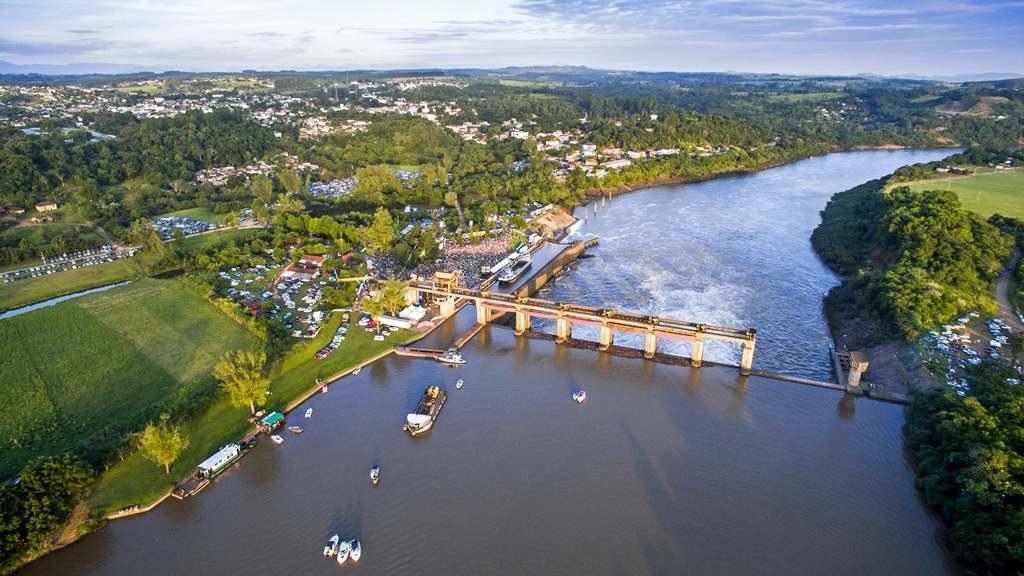 Vista urbana e rio em Bom Retiro do Sul