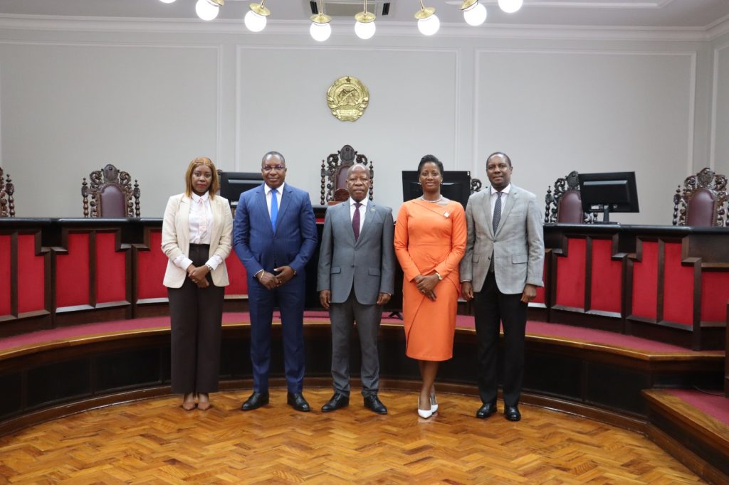 Cena institucional do Direito com balança da justiça