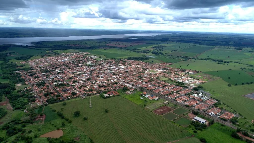Vista aérea de Santa Adélia SP, com áreas urbanas e verdes