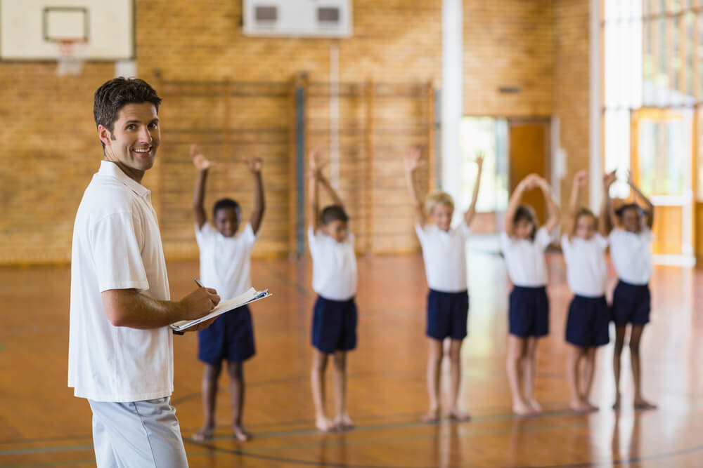 Atividades de Educação Física em quadra escolar
