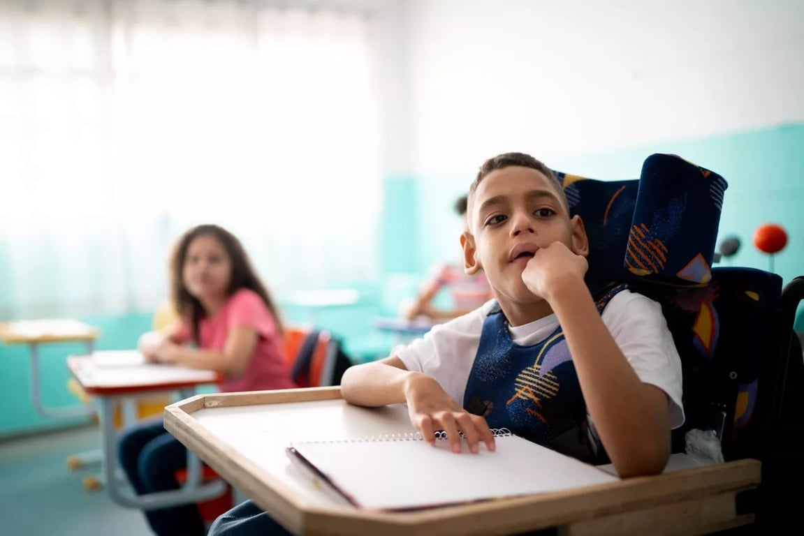 Sala de aula de escola pública com alunos em atividade inclusiva