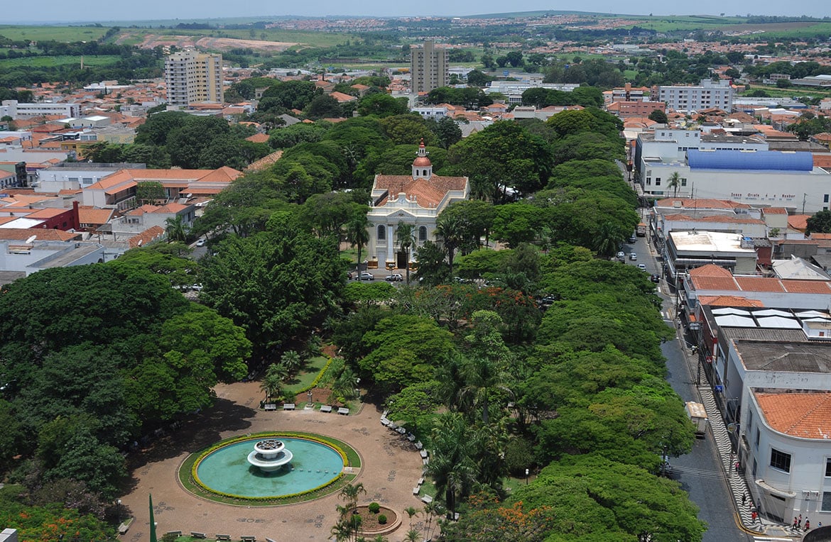 Vista panorâmica de Araras SP, com praça e construções ao fundo