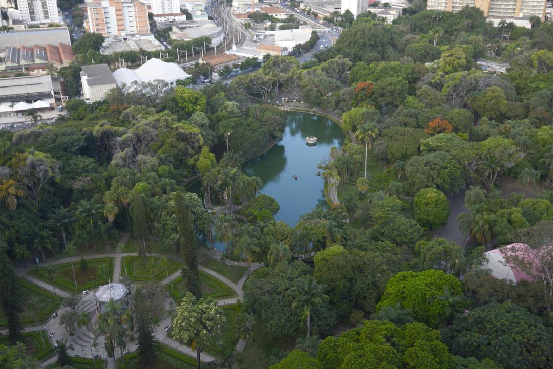 Vista urbana com lago e área verde, ilustrando cidades de pequeno porte