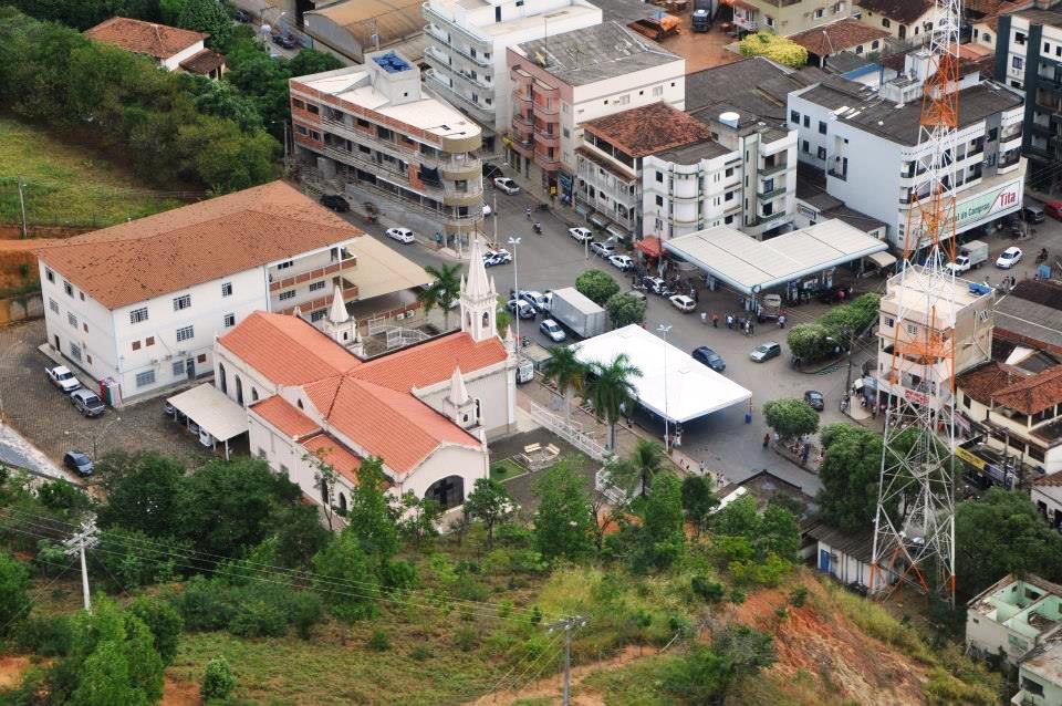 Vista aérea de São Roque do Canaã ES, com morros ao fundo