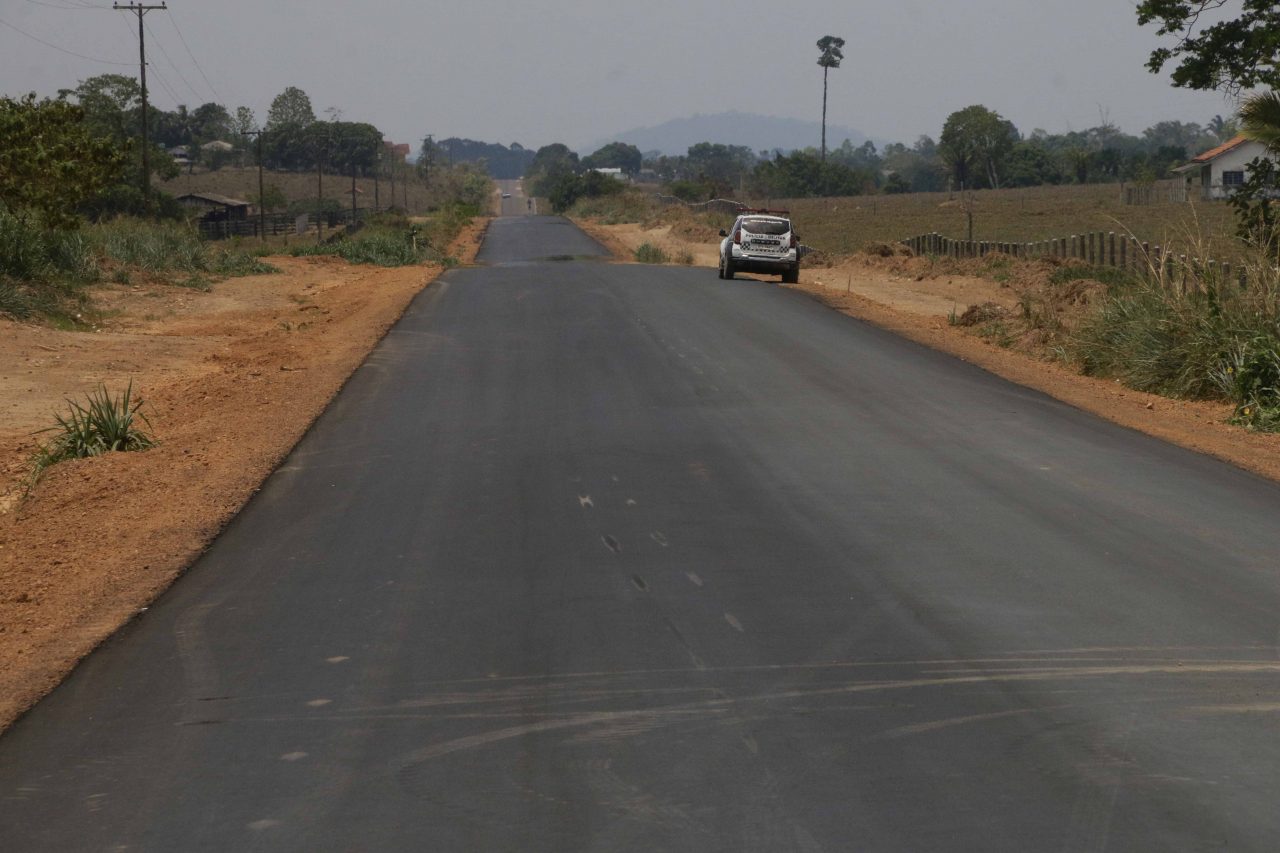 Rodovia estadual em região rural de Rondônia