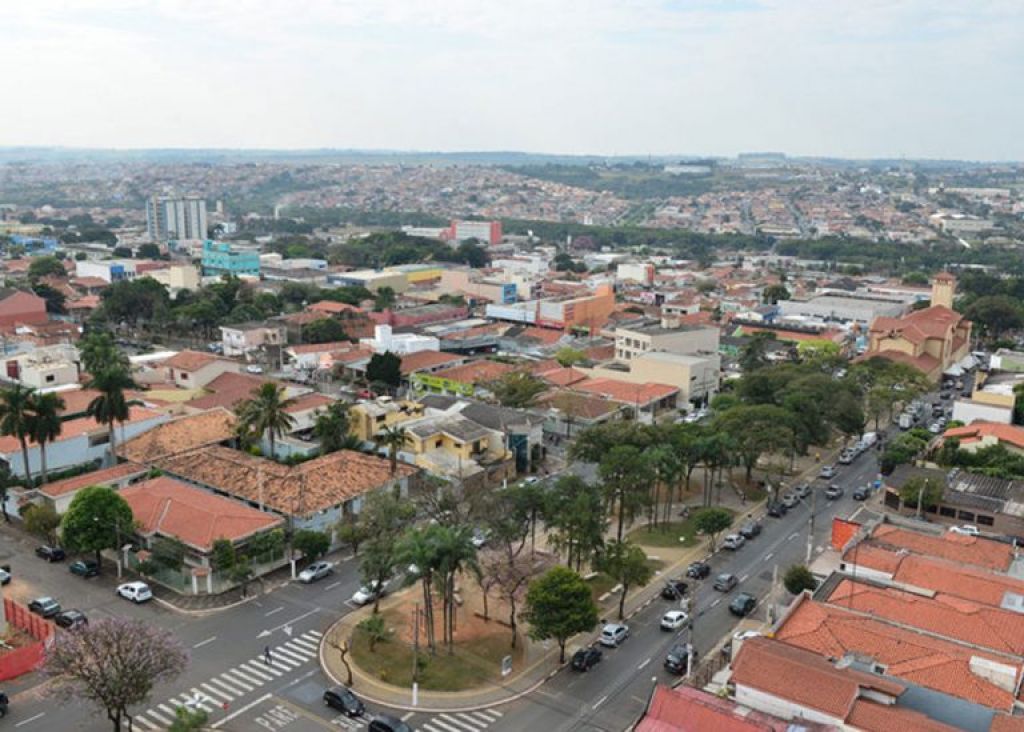 Vista aérea de Sumaré SP ao entardecer, com áreas urbanas e vegetação