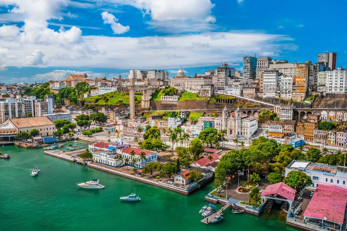 Vista de Salvador com o Elevador Lacerda e a Baía de Todos-os-Santos ao pôr do sol