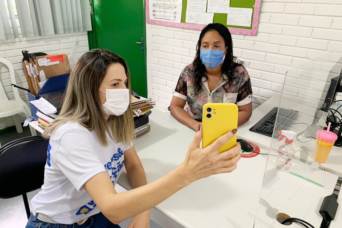 Profissionais de serviço social em atividade em área urbana, com tom institucional