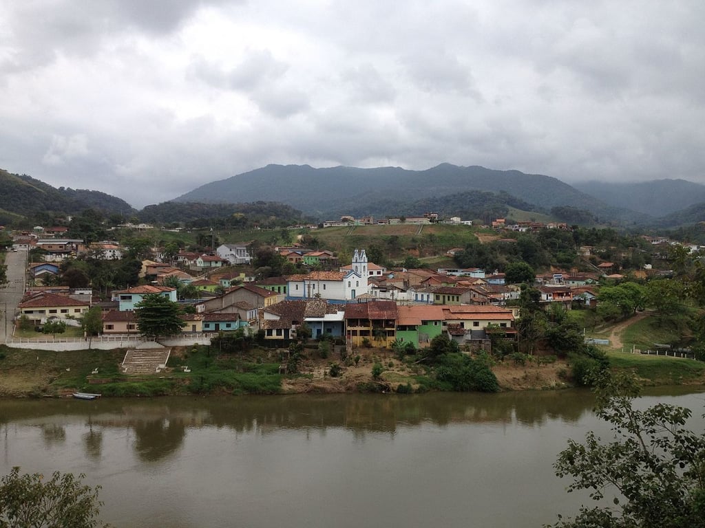 Vista aérea do Vale do Ribeira, com rio e morros cobertos de Mata Atlântica ao fundo