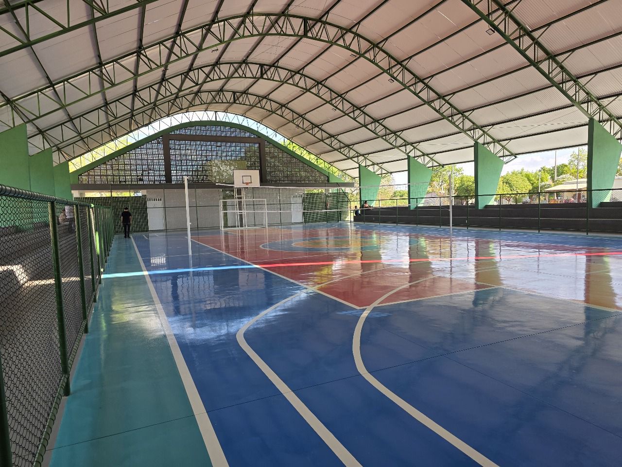 Ambiente escolar com estrutura coberta