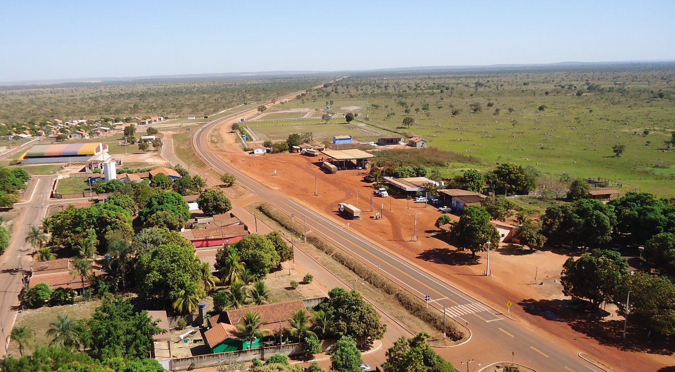 Paisagem do Cerrado no leste de Mato Grosso, com estrada de terra e horizonte amplo