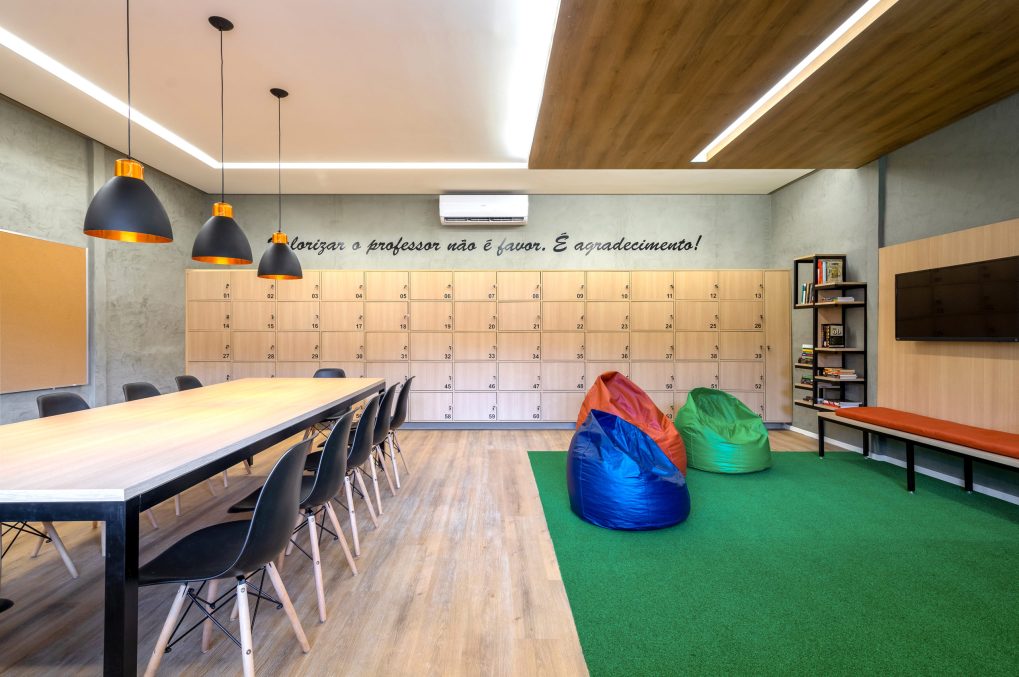 Sala de aula de escola pública com mobiliário moderno, ambiente acolhedor e colorido