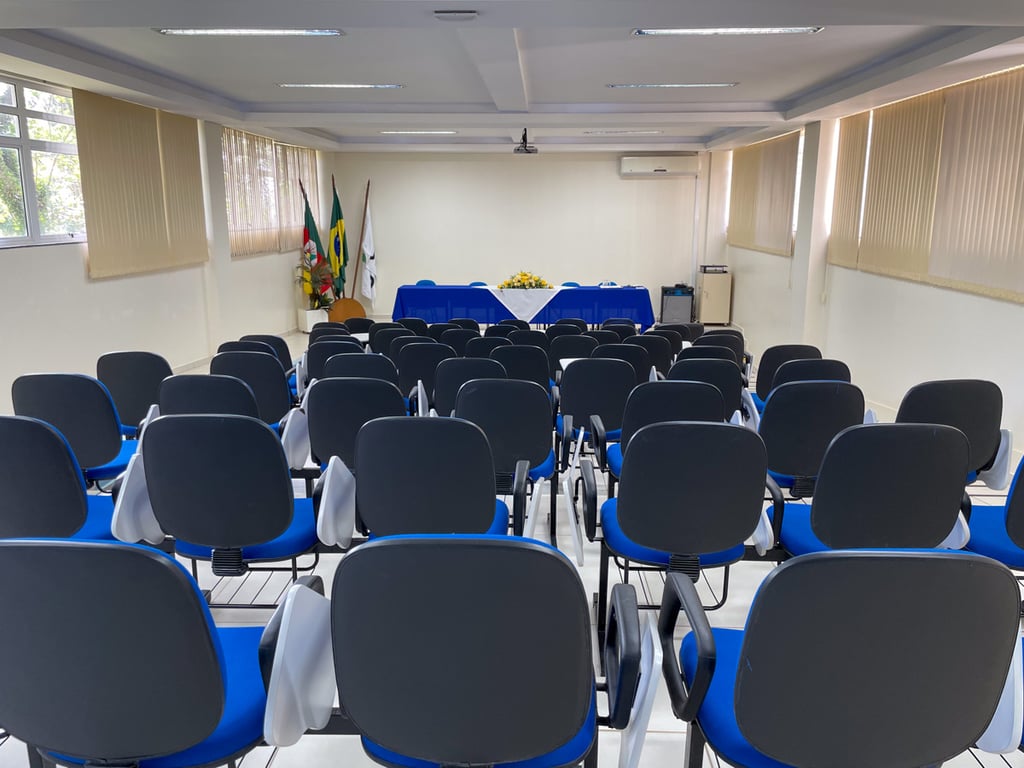 Sala de aula moderna preparada para apresentação