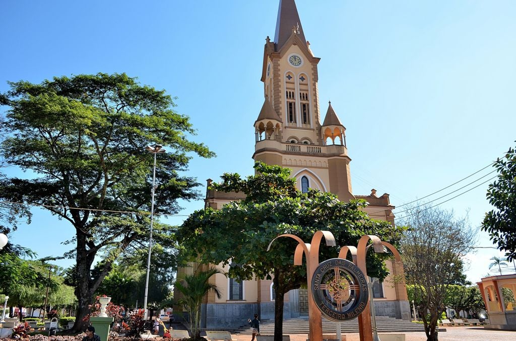 Centro de Santa Cruz das Palmeiras SP, com igreja matriz e área urbana ao fundo