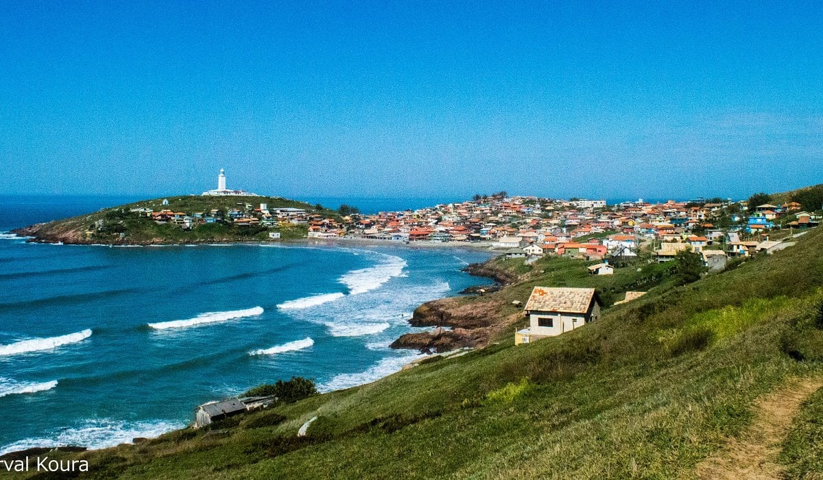 Costões e praias de Laguna com farol ao fundo