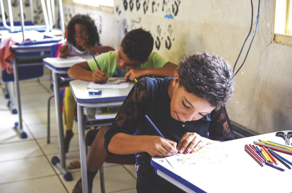 Professor em sala de aula no Brasil, ambiente educacional contemporâneo