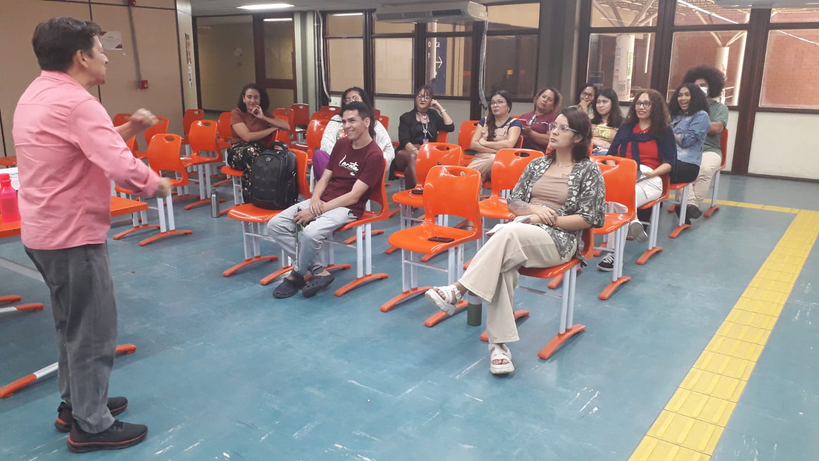 Ambiente acadêmico com recursos educacionais acessíveis