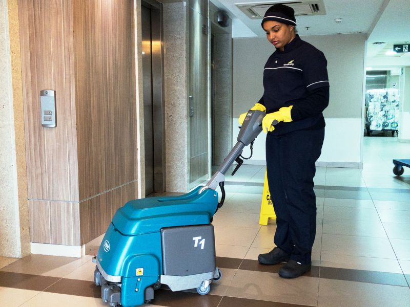 Profissional de manutenção em ambiente institucional