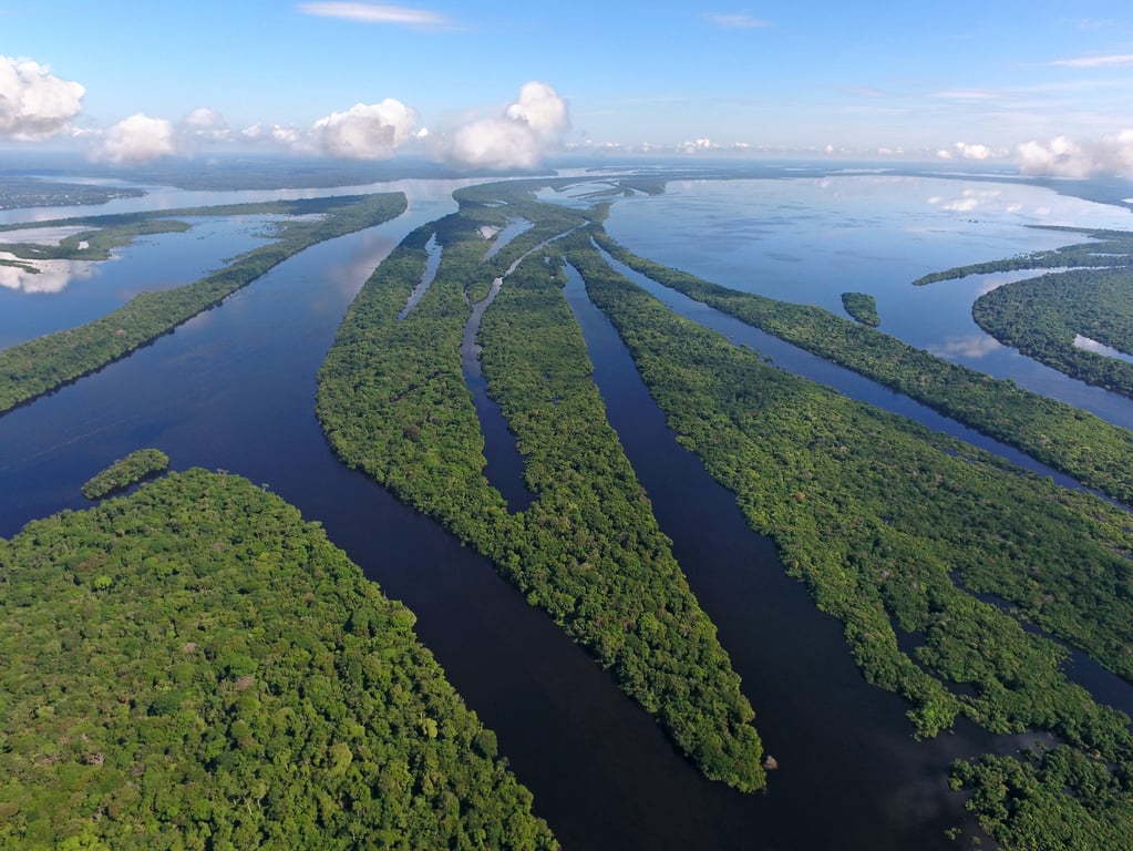 Vista aérea do Rio Solimões e área urbana de Tabatinga AM