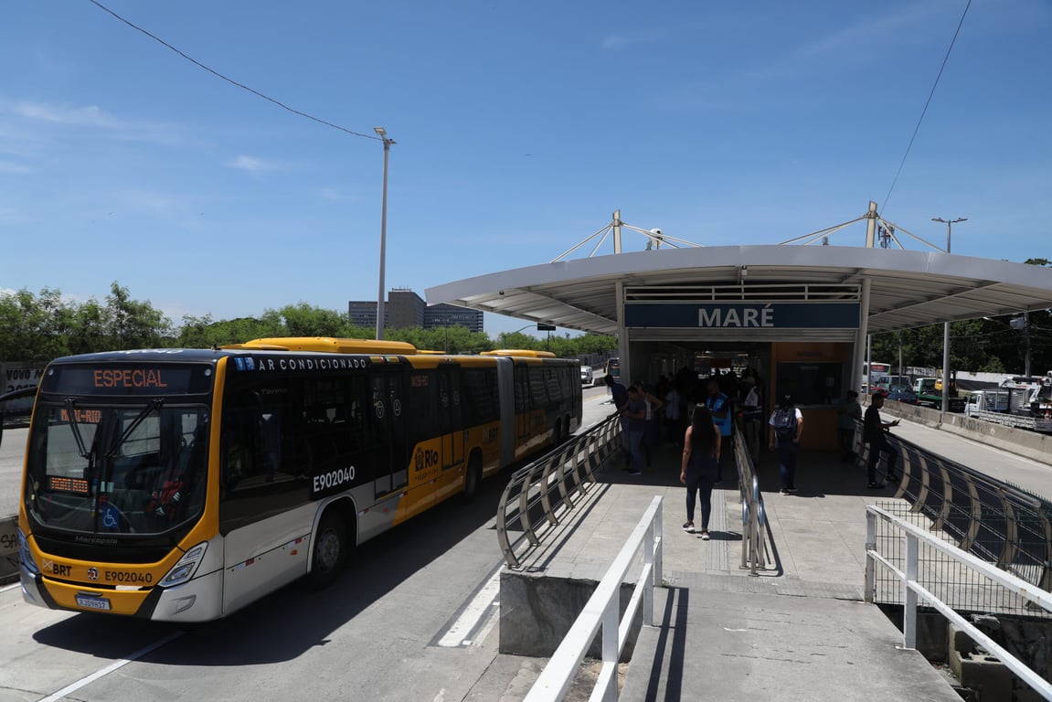Ônibus do BRT em estação no Rio de Janeiro