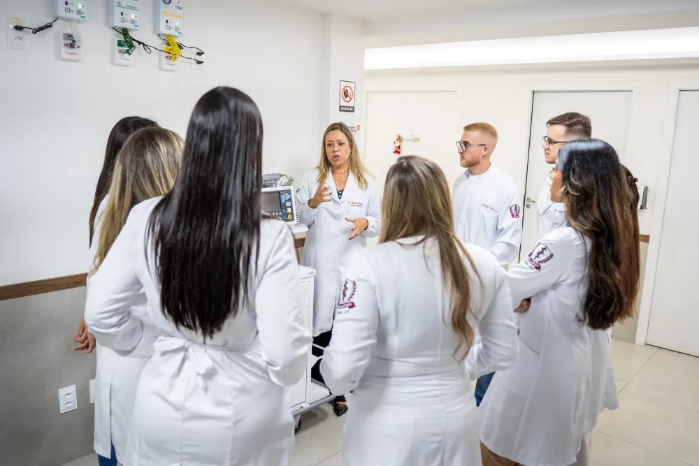 Equipe de profissionais de saúde em ambiente clínico, em discussão de trabalho