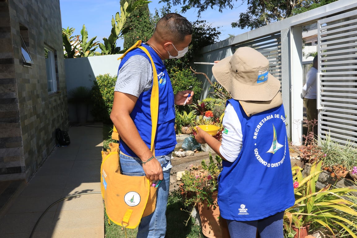 Ações de agentes de saúde em campo, combate a vetores em área urbana