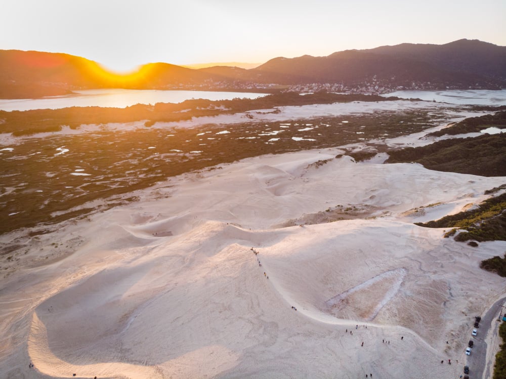Paisagem do litoral sul de Santa Catarina, com dunas e lagoa ao entardecer