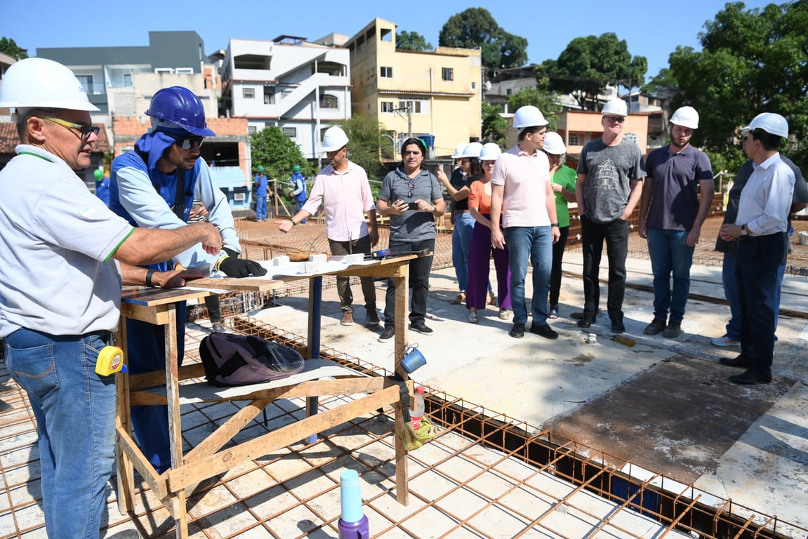 Trabalhadores em obra de infraestrutura, com EPI, representando serviços públicos municipais