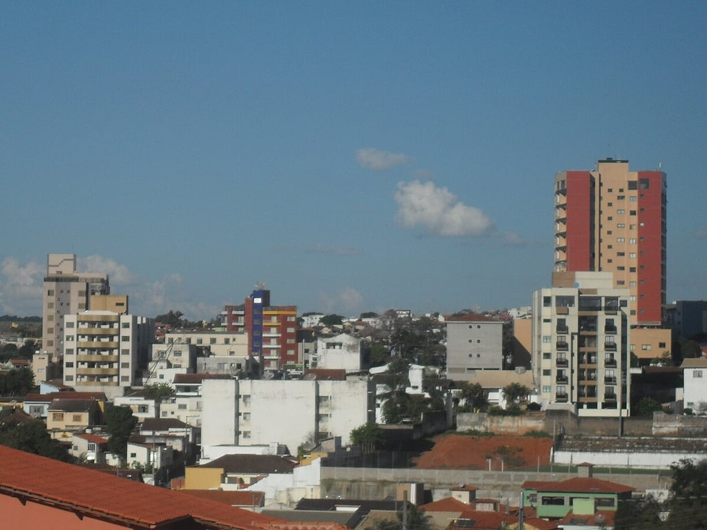 Vista panorâmica de Lavras, com prédios baixos e áreas verdes