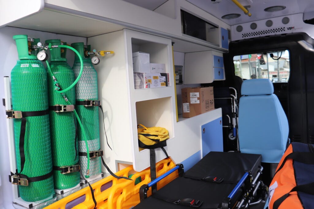 Interior de ambulância com equipamentos médicos